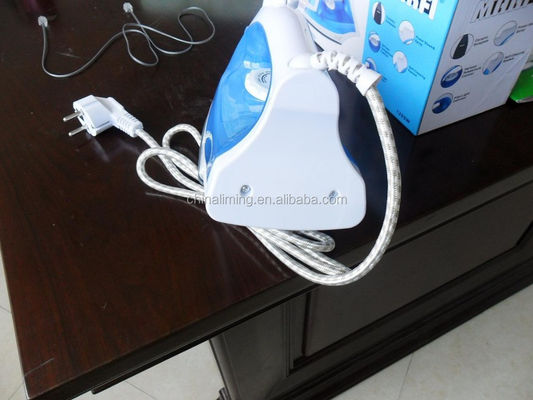 Vêtements repassés avec du fer à vapeur de 230 V Temps de chauffage de 0,5 min