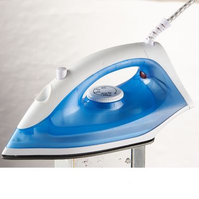 Obtenez des vêtements parfaitement pressés à chaque fois avec le fer à vapeur LM-303 à 230V